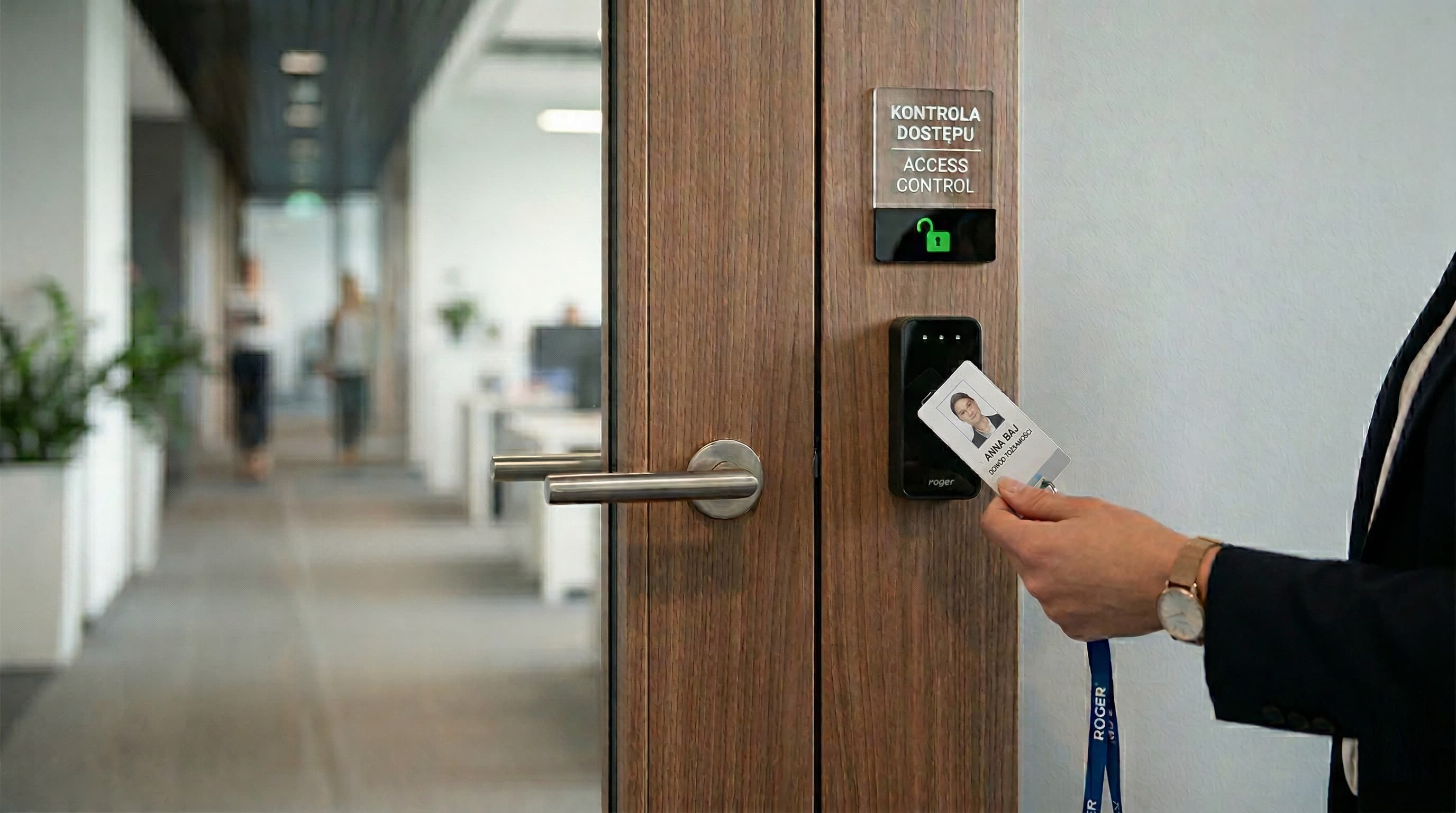 Czytnik kart zbliżeniowych systemu kontroli dostępu Roger przy drzwiach biurowych