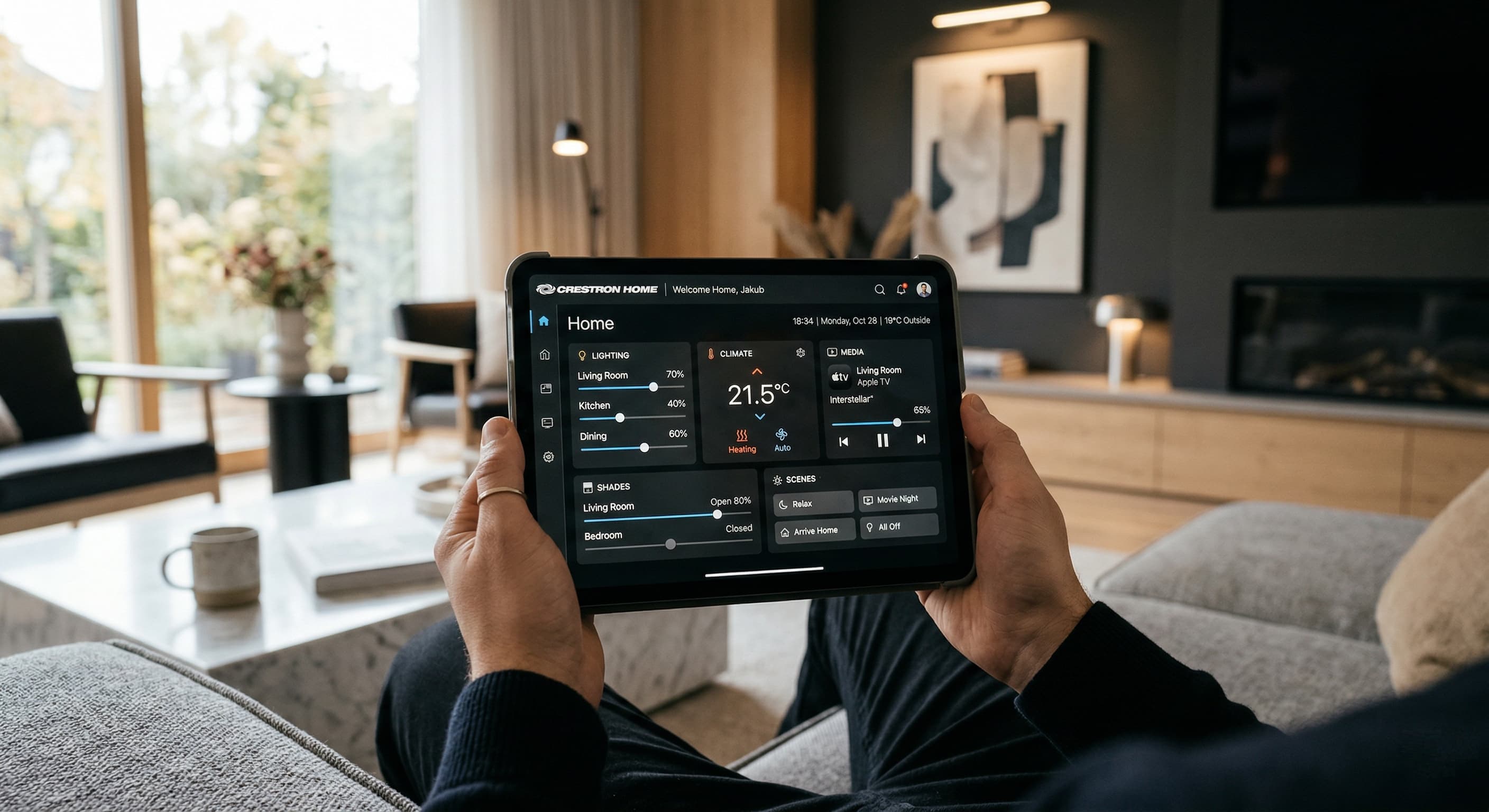 Interfejs systemu inteligentnego domu Crestron na tablecie w nowoczesnym salonie